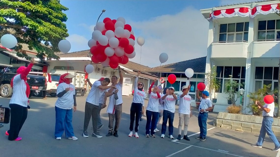 Pelaksanaan Apel Pagi, Sekda Dian Serahkan Hadiah Lomba HUT RI 78 Lingkup Setda