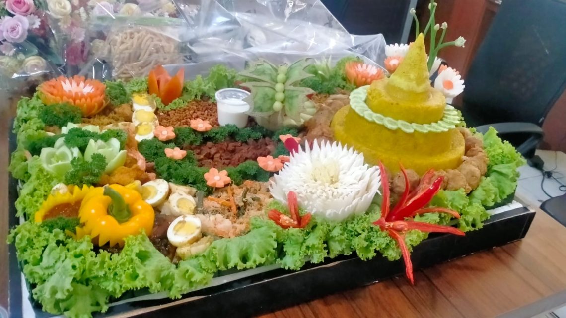 Pelaksanaan Apel Pagi, Sekda Dian Serahkan Hadiah Lomba HUT RI 78 Lingkup Setda