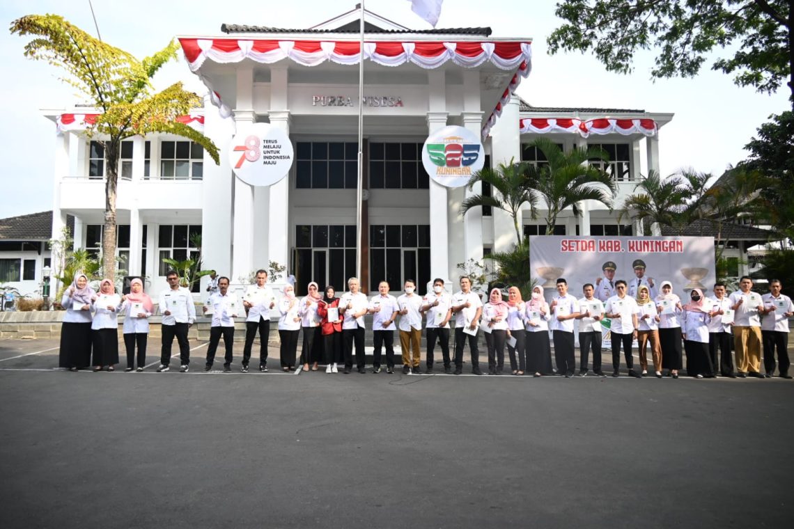 Pelaksanaan Apel Pagi, Sekda Dian Serahkan Hadiah Lomba HUT RI 78 Lingkup Setda