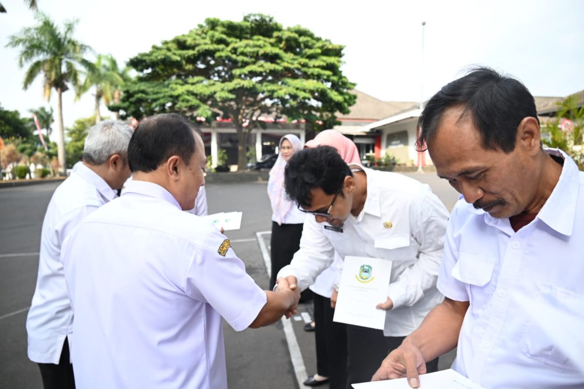 Pelaksanaan Apel Pagi, Sekda Dian Serahkan Hadiah Lomba HUT RI 78 Lingkup Setda