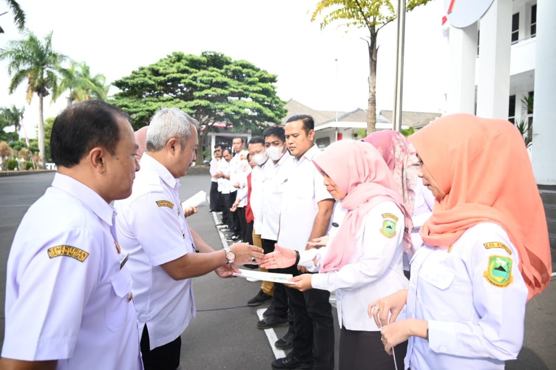 Pelaksanaan Apel Pagi, Sekda Dian Serahkan Hadiah Lomba HUT RI 78 Lingkup Setda