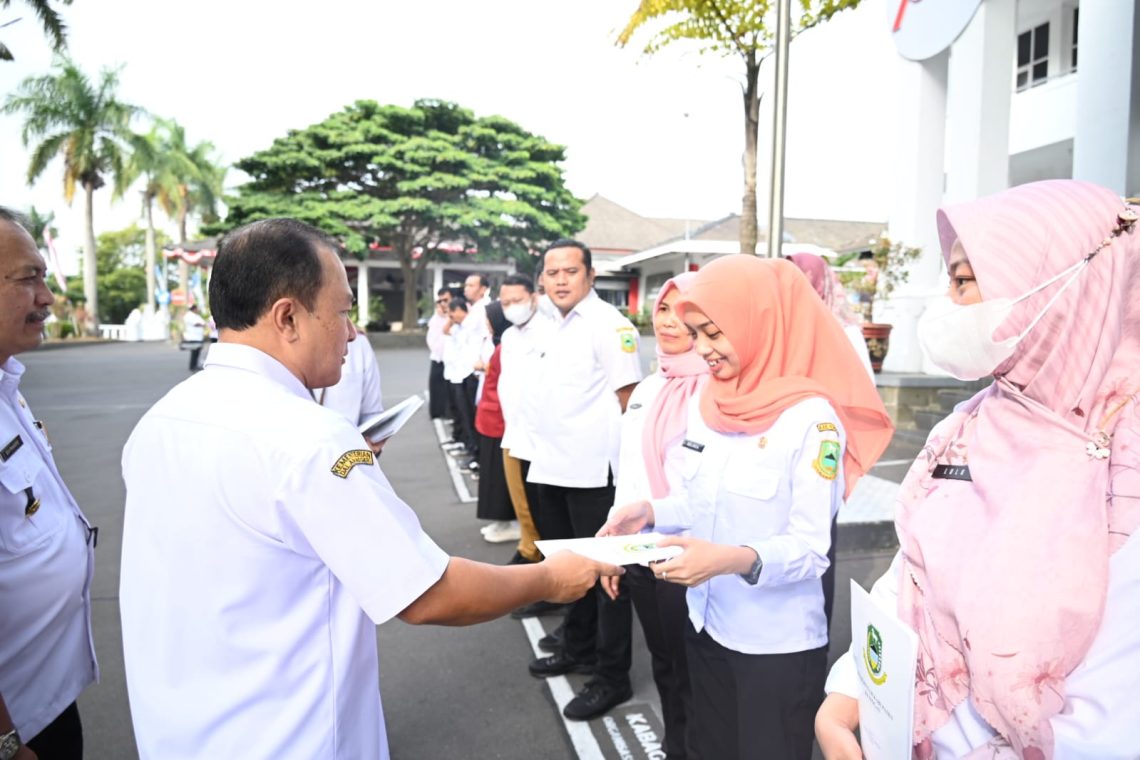 Pelaksanaan Apel Pagi, Sekda Dian Serahkan Hadiah Lomba HUT RI 78 Lingkup Setda