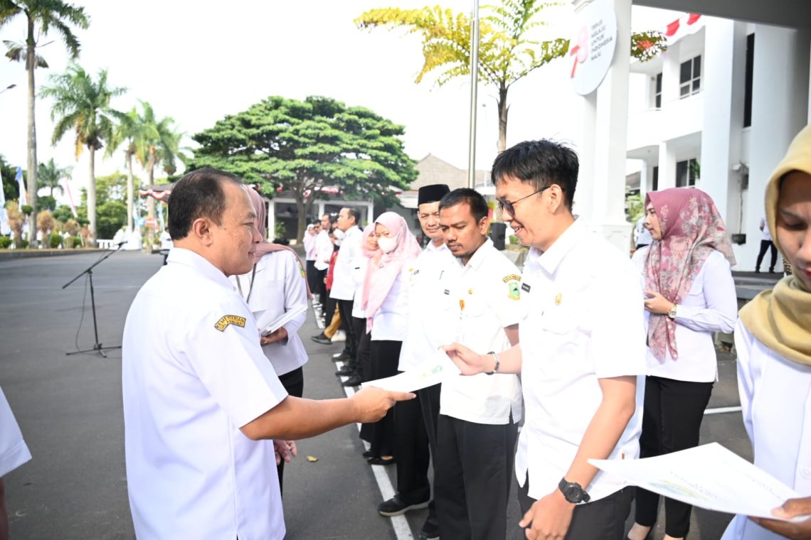 Pelaksanaan Apel Pagi, Sekda Dian Serahkan Hadiah Lomba HUT RI 78 Lingkup Setda