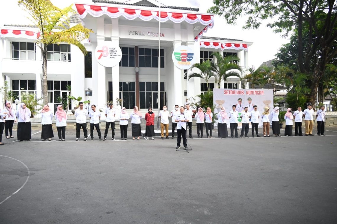 Pelaksanaan Apel Pagi, Sekda Dian Serahkan Hadiah Lomba HUT RI 78 Lingkup Setda