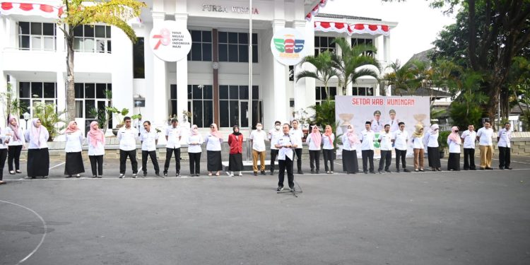 Pelaksanaan Apel Pagi, Sekda Dian Serahkan Hadiah Lomba HUT RI 78 Lingkup Setda