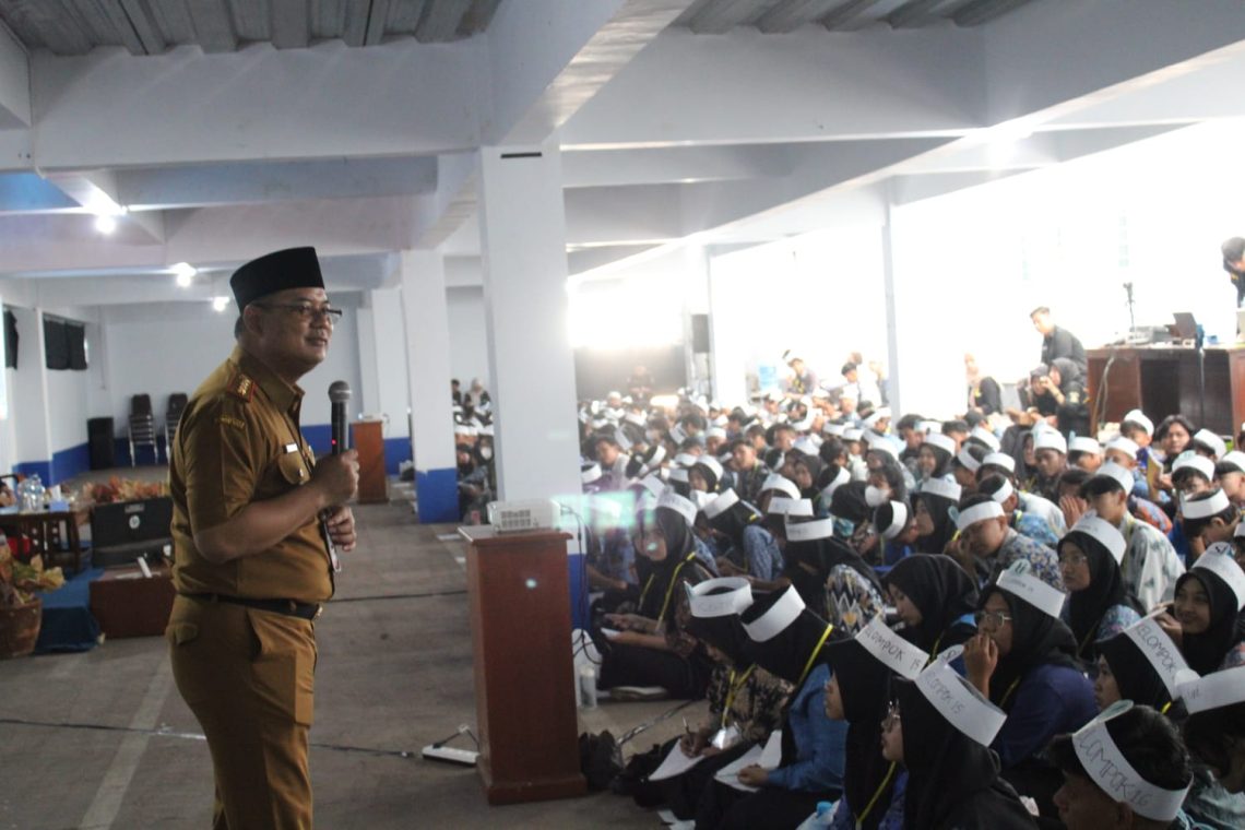 Beri Kuliah Umum di FKOM Uniku, Kadiskominfo Kuningan: Mari Bangun Talenta Digital