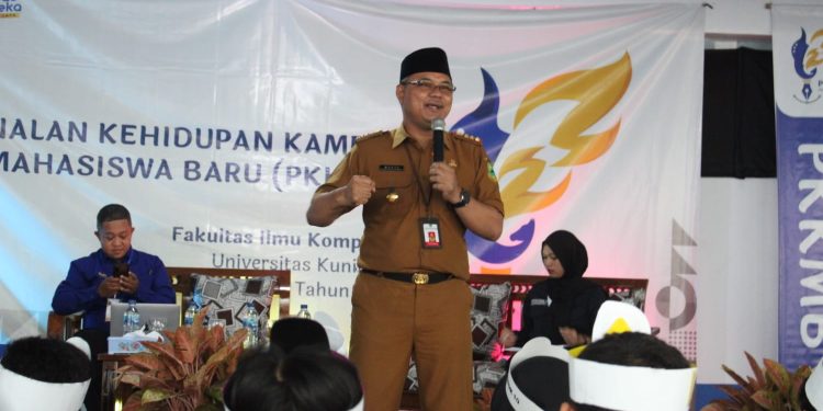 Beri Kuliah Umum di FKOM Uniku, Kadiskominfo Kuningan: Mari Bangun Talenta Digital