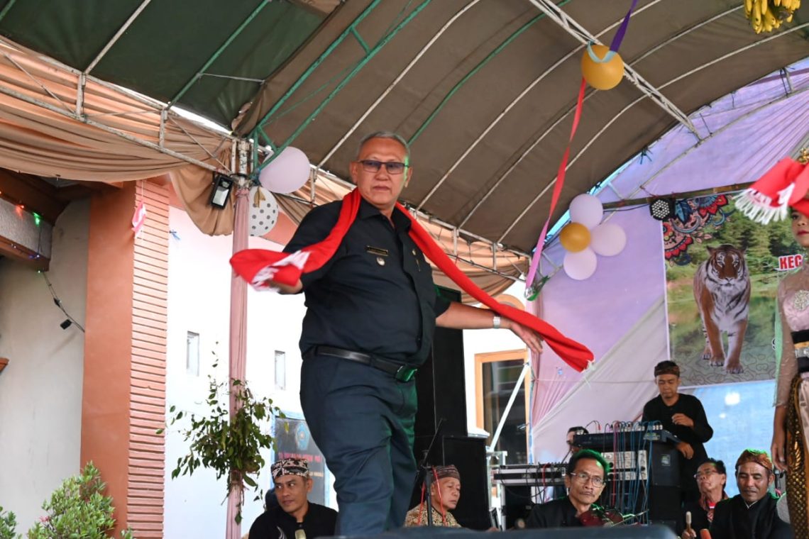 Bupati Kuningan Hadiri Babarit Milangkala Desa Kertayuga Ke-77