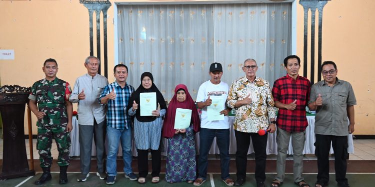 Bupati Secara Simbolis Berikan Sertifikat PTSL PM di Desa Kaliaren