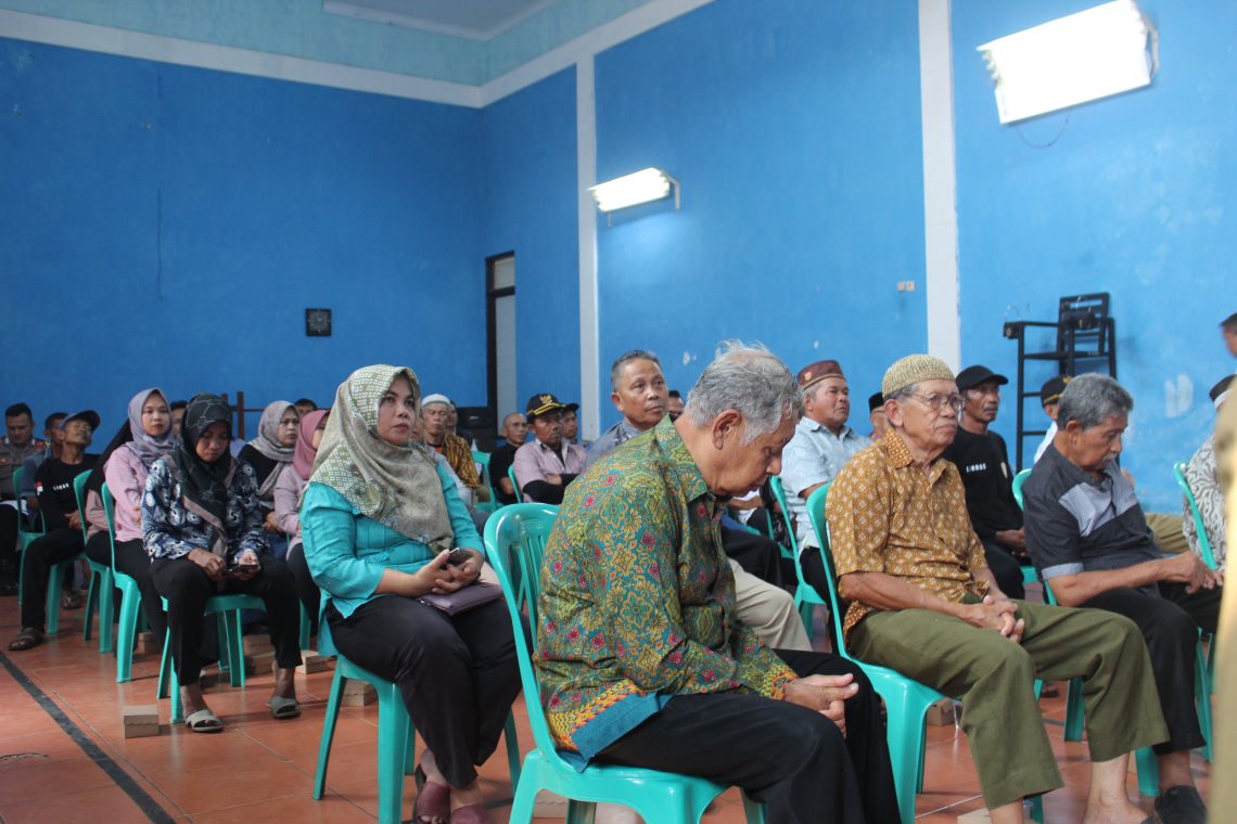 Jelang Pemilu Serentak 2024, Pemdes Padarek Fasilitasi Satlinmas Dengan Seragam Baru