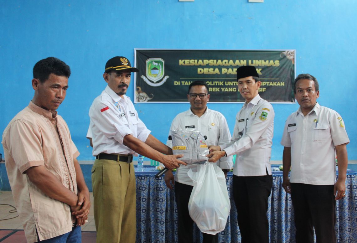 Jelang Pemilu Serentak 2024, Pemdes Padarek Fasilitasi Satlinmas Dengan Seragam Baru