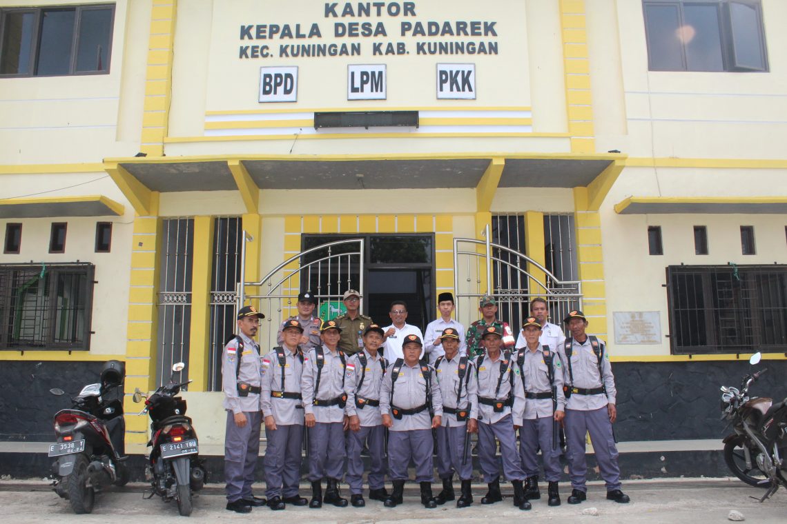 Jelang Pemilu Serentak 2024, Pemdes Padarek Fasilitasi Satlinmas Dengan Seragam Baru