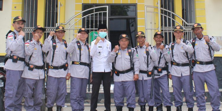 Jelang Pemilu Serentak 2024, Pemdes Padarek Fasilitasi Satlinmas Dengan Seragam Baru