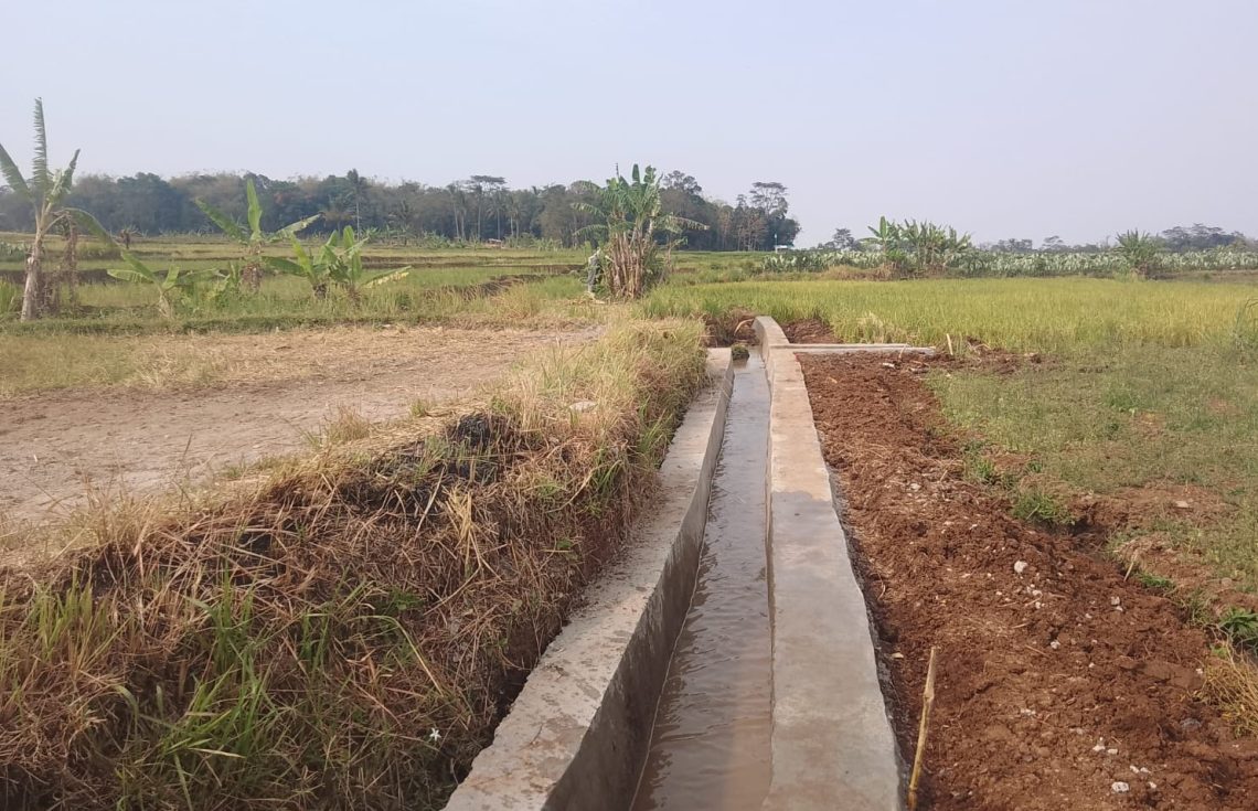 Dorong Program Ketahanan Pangan, Pemdes Widarasari Bangun Saluran Irigasi
