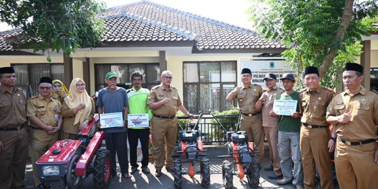 Serahkan 23 Unit Bantuan Alsintan Kepada Kelompok Tani, Bupati Acep : Manfaatkan Untuk Para Anggota Poktan