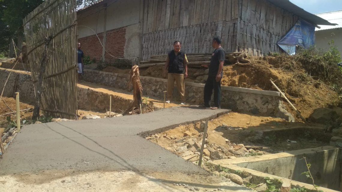 Benahi Infrastruktur, Pemdes Gunungsirah Bangun Jalan Lingkungan