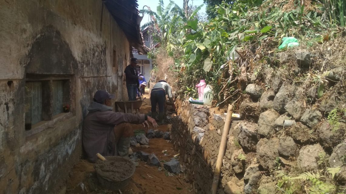 Benahi Infrastruktur, Pemdes Gunungsirah Bangun Jalan Lingkungan