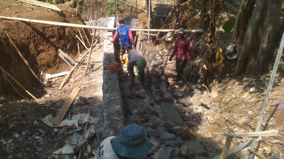 Lengkapi Infrastruktur Pertanian, Pemdes Cikadu Bangun TPT Irigasi