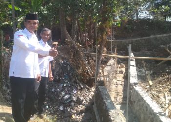 Lengkapi Infrastruktur Pertanian, Pemdes Cikadu Bangun TPT Irigasi