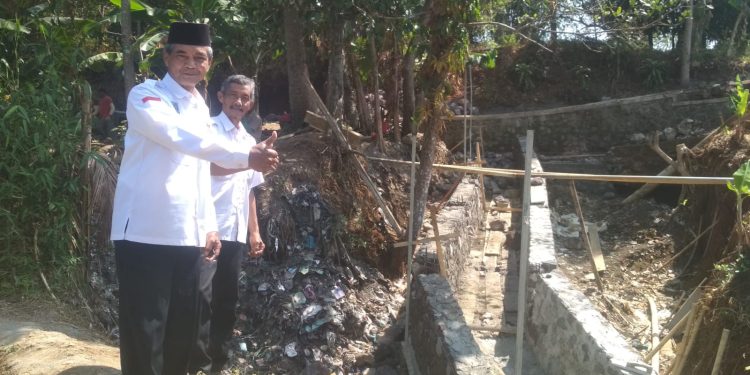 Lengkapi Infrastruktur Pertanian, Pemdes Cikadu Bangun TPT Irigasi