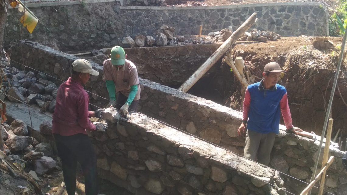 Lengkapi Infrastruktur Pertanian, Pemdes Cikadu Bangun TPT Irigasi