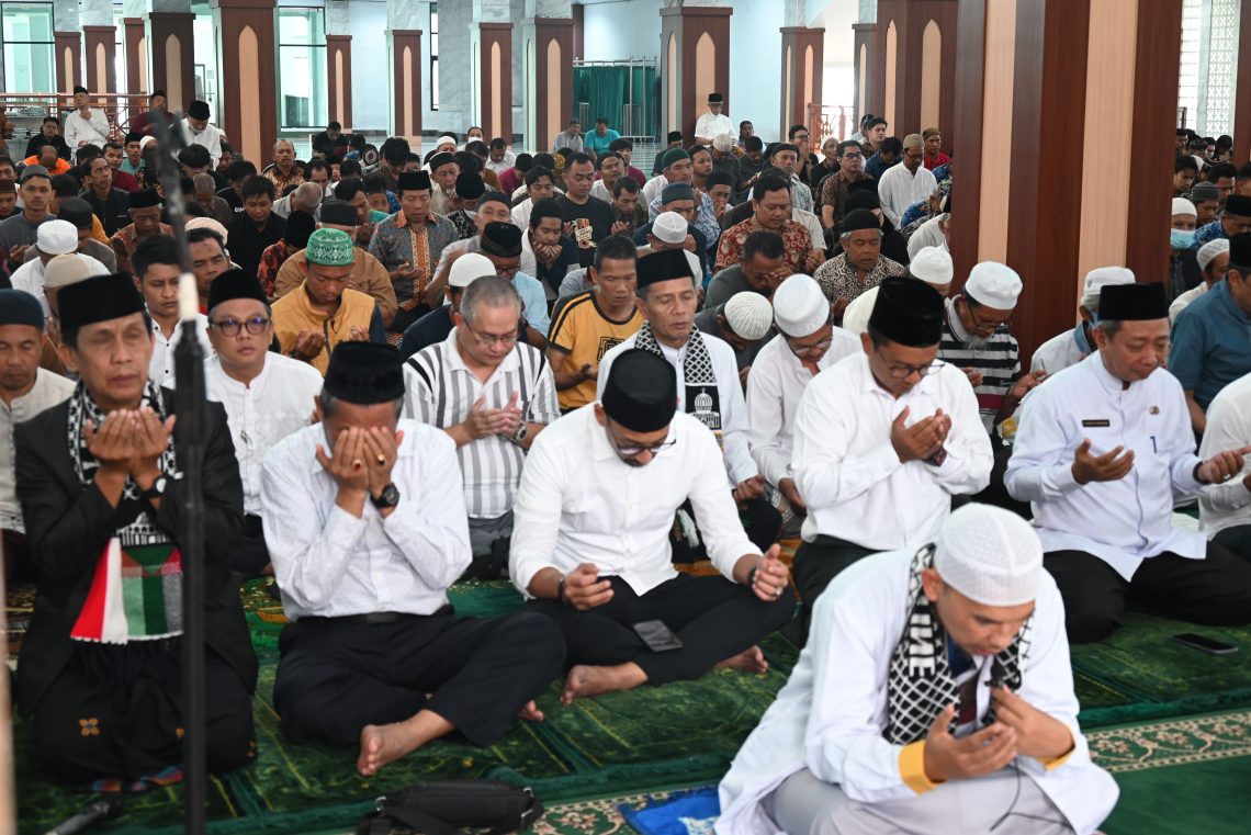 Wabup Ridho Hadiri Shalat Ghaib dan Do’a Bersama di Masjid Agung Syiarul Islam