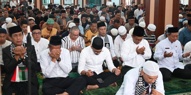 Wabup Ridho Hadiri Shalat Ghaib dan Do’a Bersama di Masjid Agung Syiarul Islam