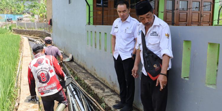 Atasi Kekeringan Lahan Pertanian, Pemdes Jambar Lakukan Normalisasi Saluran Irigasi