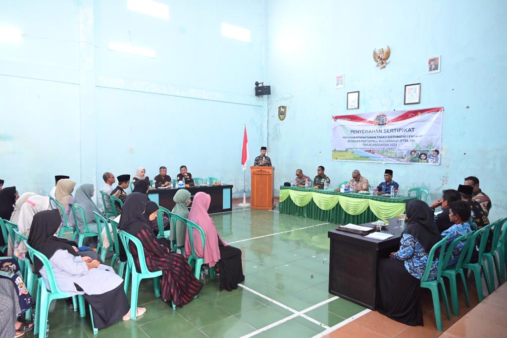 Bupati Acep Serahkan 274 Sertifikat Tanah di Desa Kawahmanuk