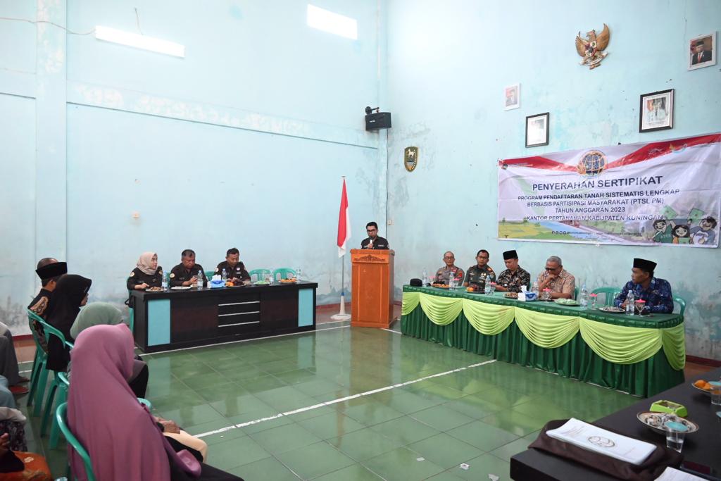 Bupati Acep Serahkan 274 Sertifikat Tanah di Desa Kawahmanuk