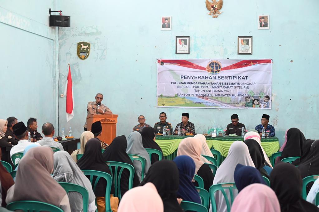 Bupati Acep Serahkan 274 Sertifikat Tanah di Desa Kawahmanuk