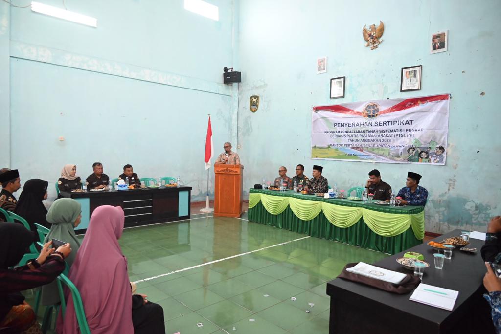 Bupati Acep Serahkan 274 Sertifikat Tanah di Desa Kawahmanuk