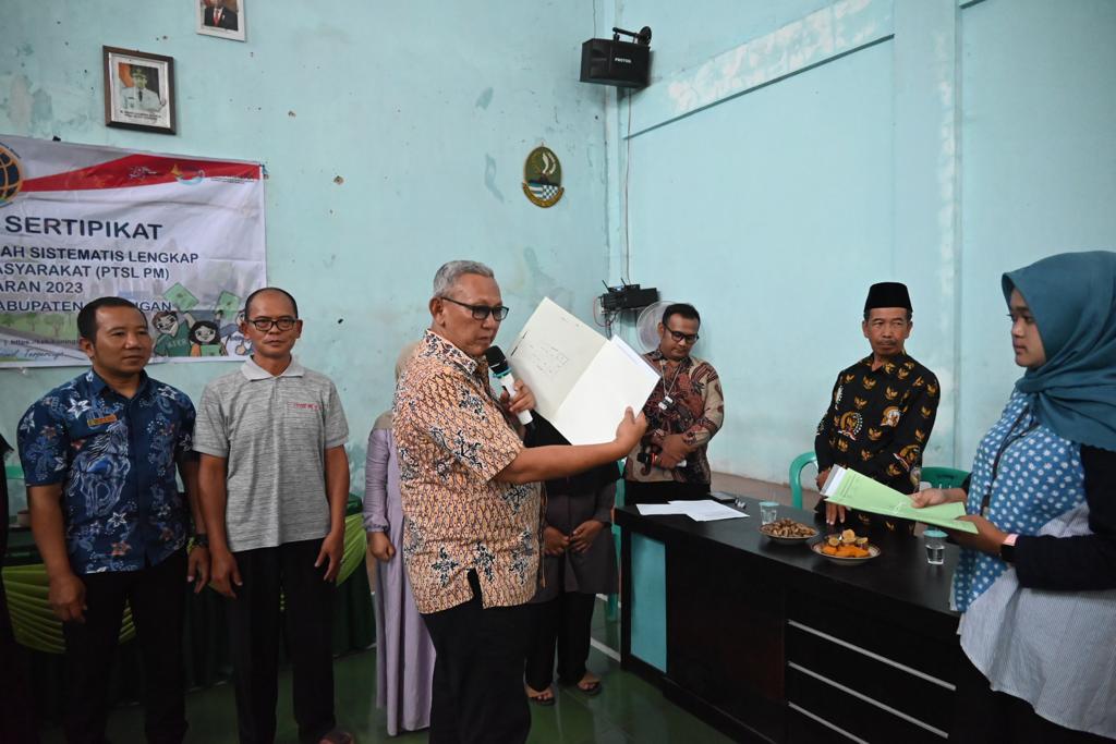 Bupati Acep Serahkan 274 Sertifikat Tanah di Desa Kawahmanuk