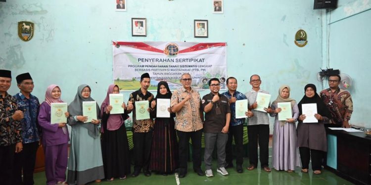 Bupati Acep Serahkan 274 Sertifikat Tanah di Desa Kawahmanuk