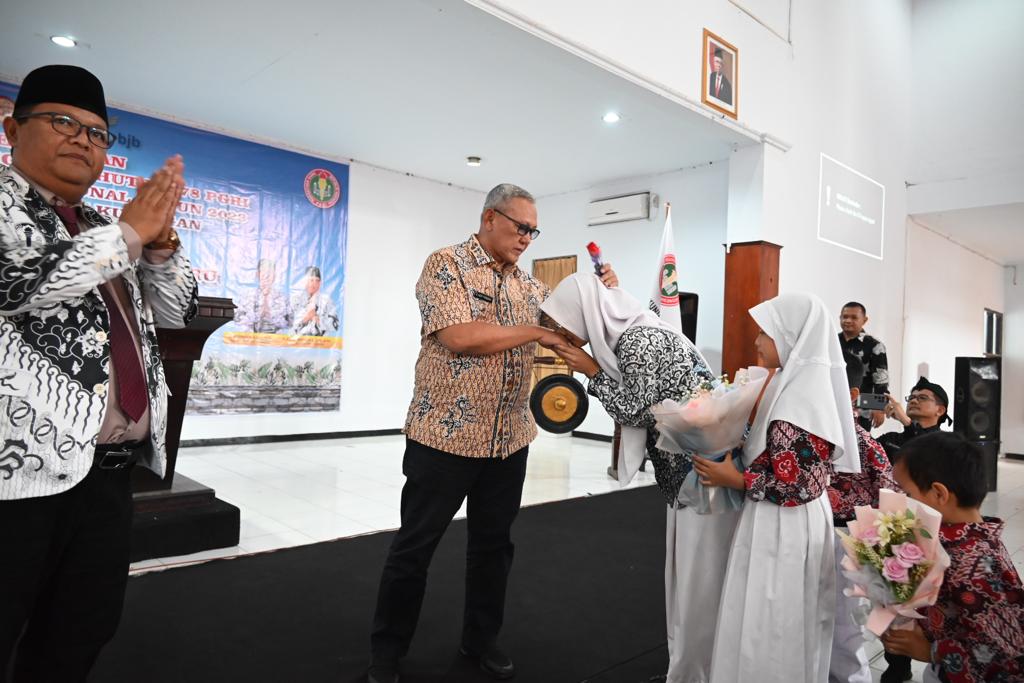 Rangkaian HUT PGRI Ke 78 di buka Bupati Acep, Media Tingkatkan Kompetensi dan Profesionalisme Guru 