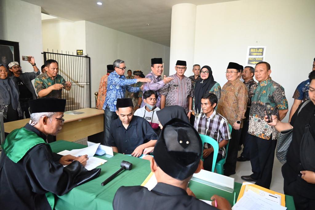 Program Itsbat Nikah Kembali Digulirkan, 49 Pasutri Dapat Buku Nikah dan Administrasi Kependudukan
