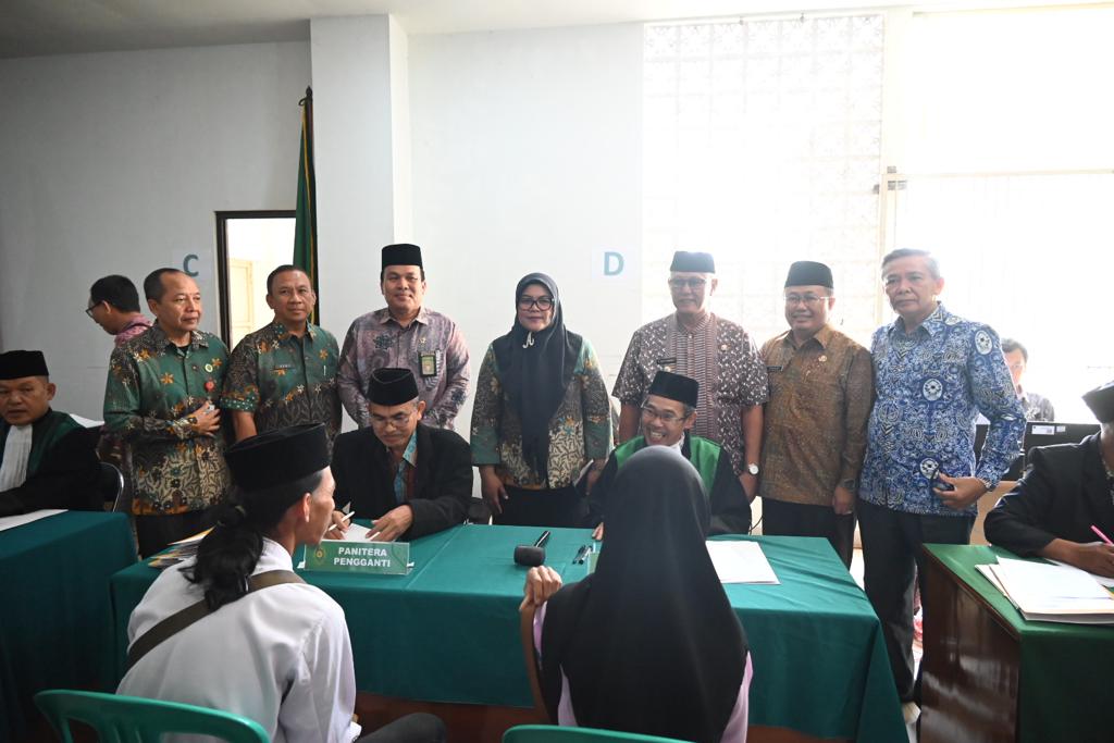 Program Itsbat Nikah Kembali Digulirkan, 49 Pasutri Dapat Buku Nikah dan Administrasi Kependudukan