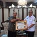 Atas Komitmennya Mencapai Universal Health Coverage (UHC), Bupati Acep Terima Piagam Penghargaan
