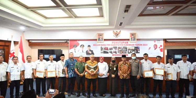 Bupati Acep, menutup sekaligus memberikan penghargaan Bulan Dana PMI Kabupaten Kuningan Tahun 2023