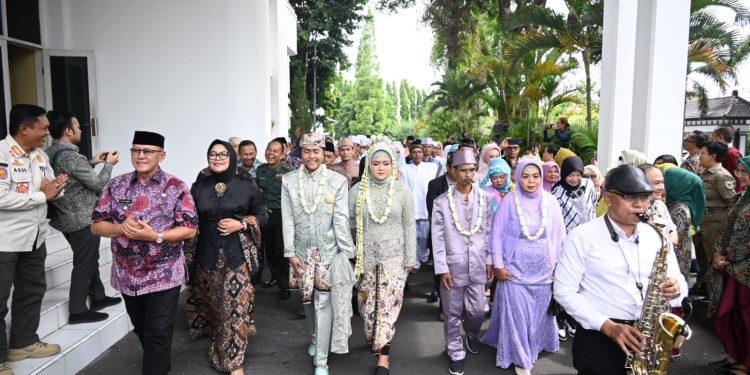 48 Pengantin Berbahagia di Resepsi Itsbat Nikah Massal