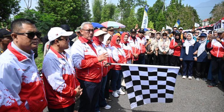 Rangkaian HUT ke 78 PGRI, Bupati Acep Lepas Ribuan Guru Ikuti Jalan Sehat