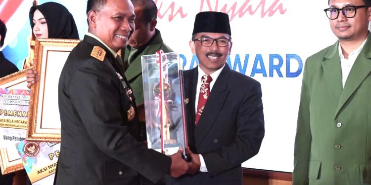 Dalam Sehari, Iip Hidajat Raih 2 Penghargaan Sekaligus
