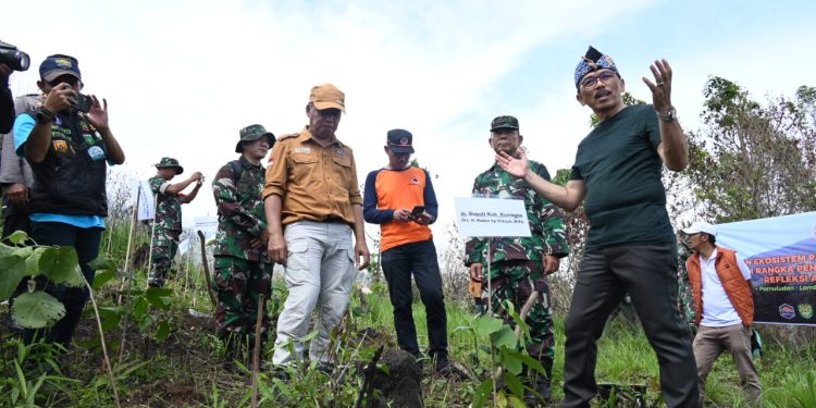 Pj Bupati Kuningan Lakukan Penanaman Pohon Bersama di Lahan Bekas Kebakaran Hutan Kawasan TNGC