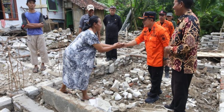 Rumah Warga Susukan Ambruk Kena Petir, Pemkab Kuningan Salurkan Bantuan Langsung