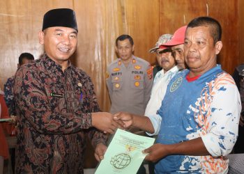 Terima Sertifikat Tanah PTSL, Ratusan Warga Karangtawang Sumringah