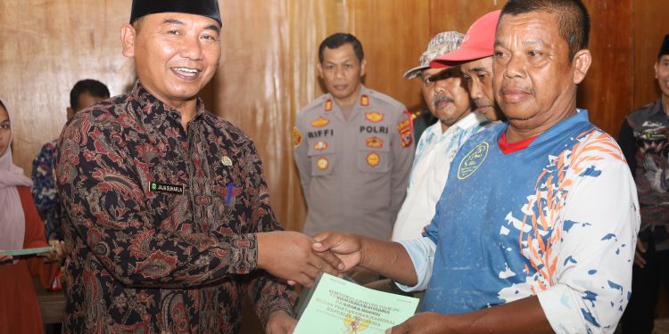 Terima Sertifikat Tanah PTSL, Ratusan Warga Karangtawang Sumringah