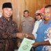 Terima Sertifikat Tanah PTSL, Ratusan Warga Karangtawang Sumringah