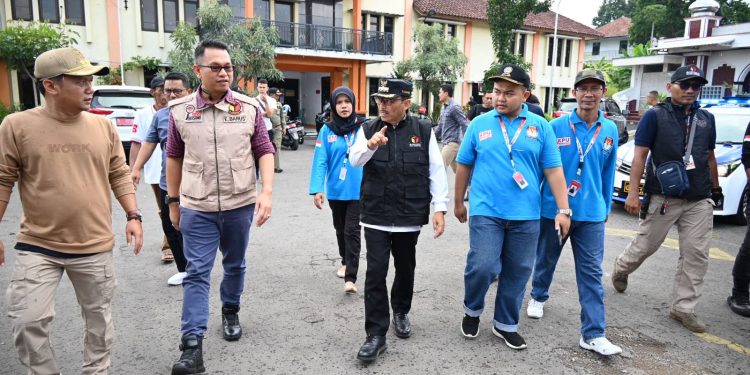 Pj Bupati Kuningan dan Ketua Sekre Bawaslu Jabar Sisir Penertiban APK Memasuki Masa Tenang