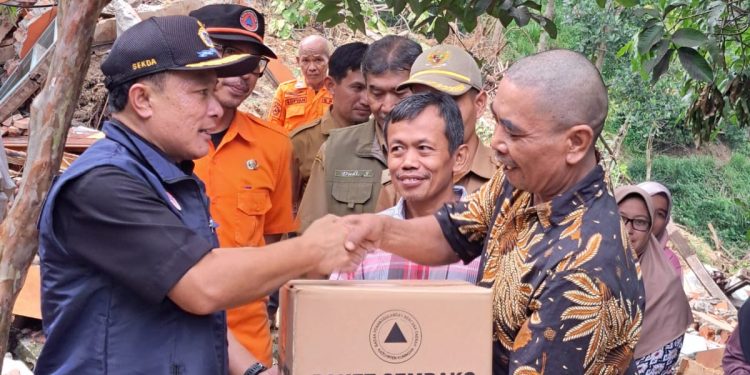 Kepala BPBD Kuningan Kunjungi Rumah Korban Bencana Longsor di Desa Giriwaringin dan Cipakem
