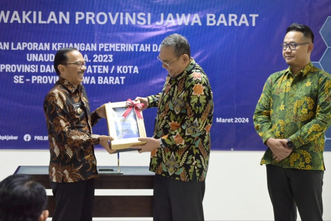 Serahkan LKPD Unaudited Tahun Anggaran 2023, Pj Bupati Berharap Kuningan Pertahankan WTP